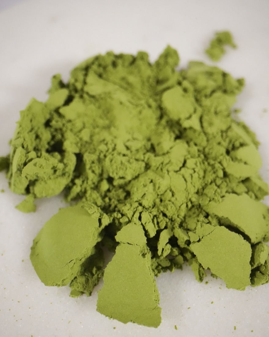 Locker aufgehäuftes Matcha-Pulver Kotobuki in kräftigem Grün