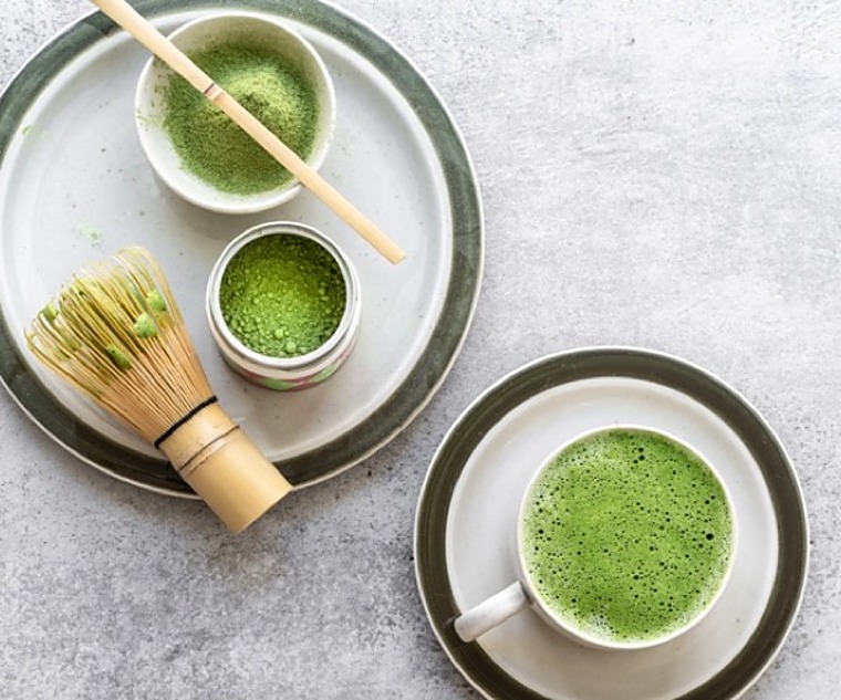 Matcha-Pulver, Chasen und eine Tasse Matcha