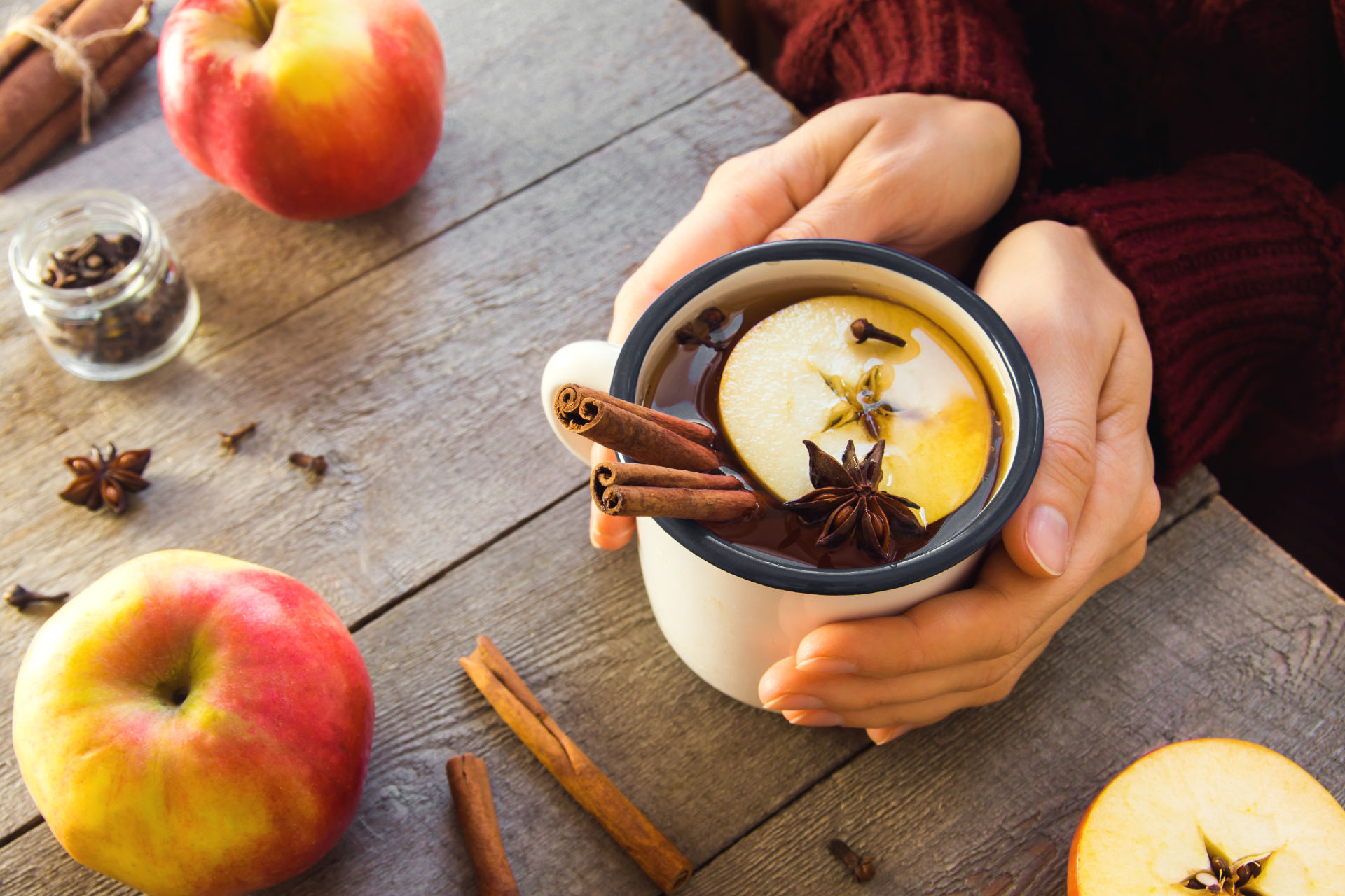 Apple tea, apple pieces and infusion