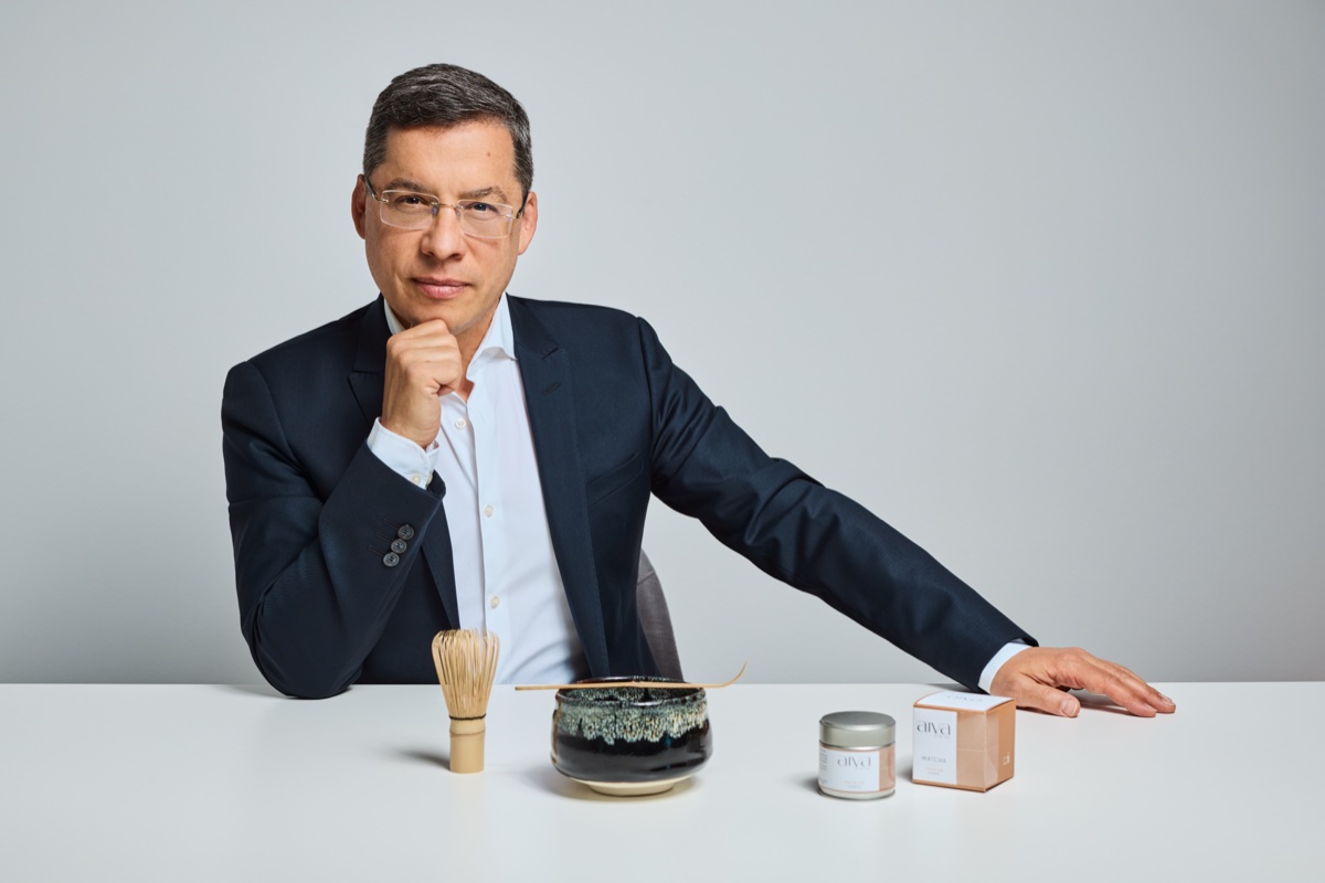 Thomas M. Grömer, der Teepapst, mit Chasen und Chawan
